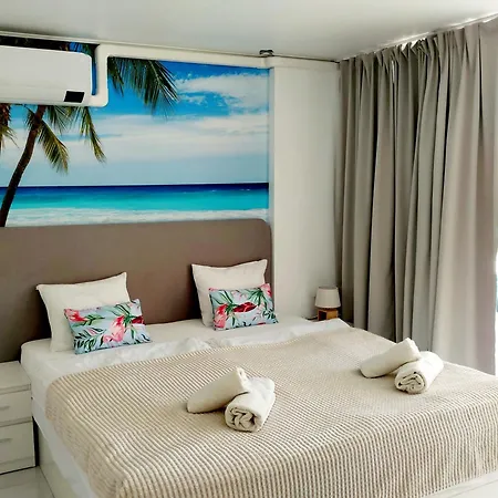 Under The Palm דירה